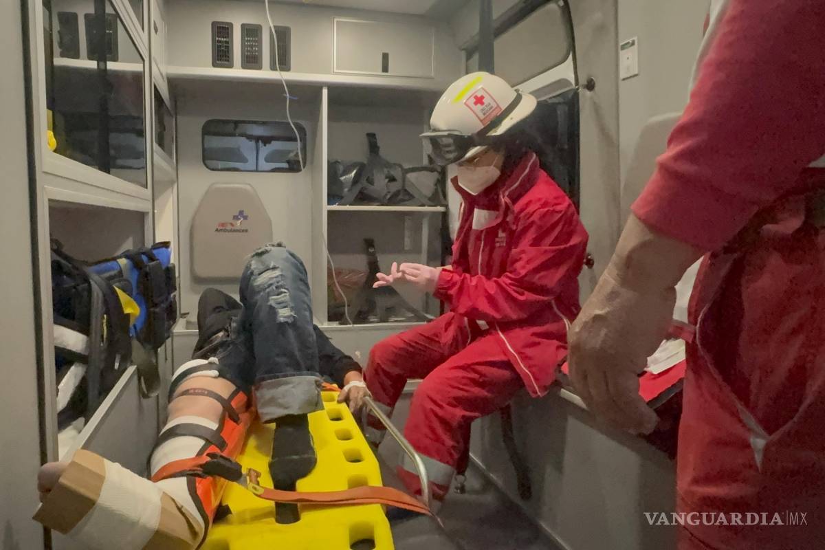 Joven motociclista termina lesionado tras omitir semáforo en Saltillo