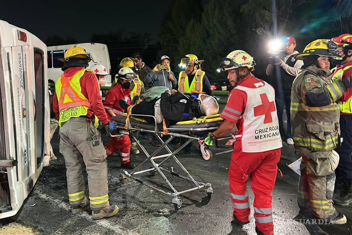 $!Paramédicos de diversas corporaciones atendieron a los trabajadores lesionados en el lugar del accidente.