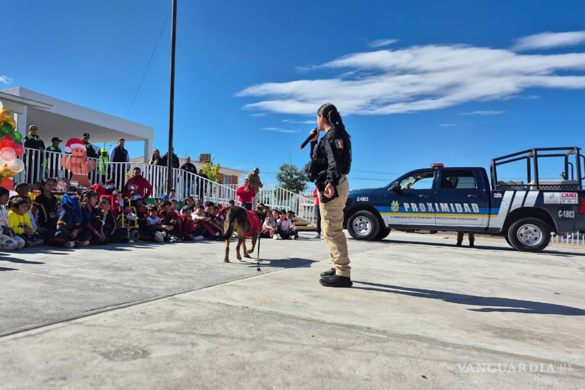 $!Elementos de la Policía de Saltillo convivieron con alumnas y alumnos de la Primaria Isidro Degollado durante una posada navideña.