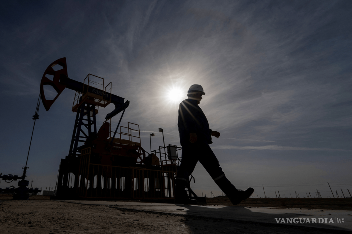 Precios del petróleo bajan por cuarto día consecutivo por el exceso de oferta