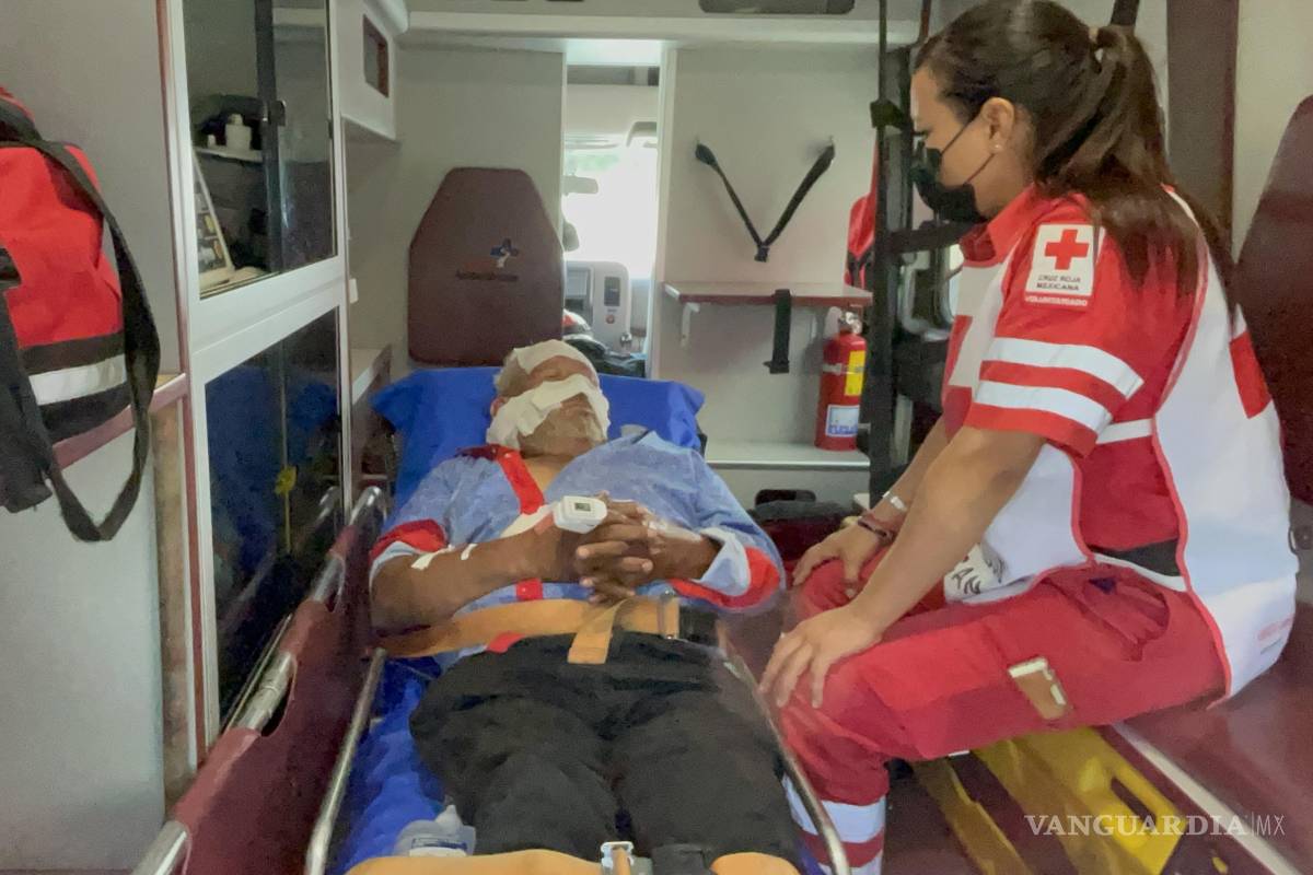 Se quema el rostro al estar reparando un auto en Arteaga