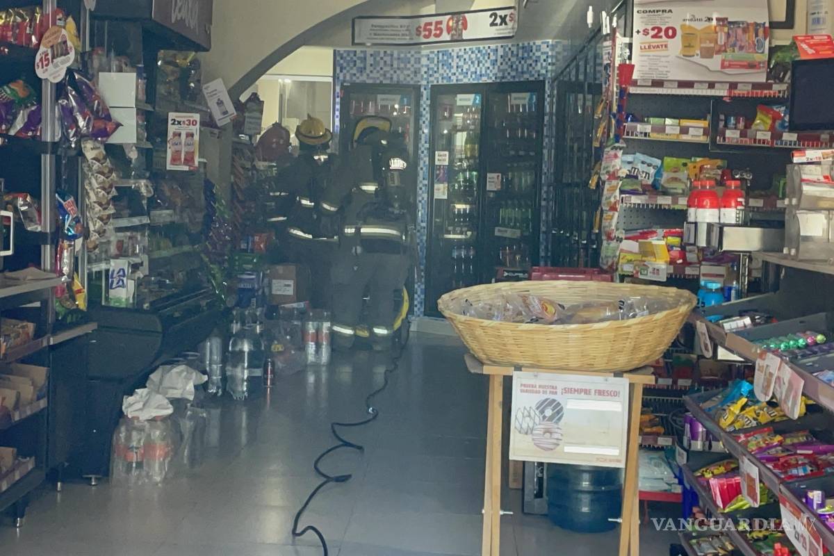 Humo moviliza a bomberos y Policía en tienda del centro de Saltillo; cortocircuito controlado