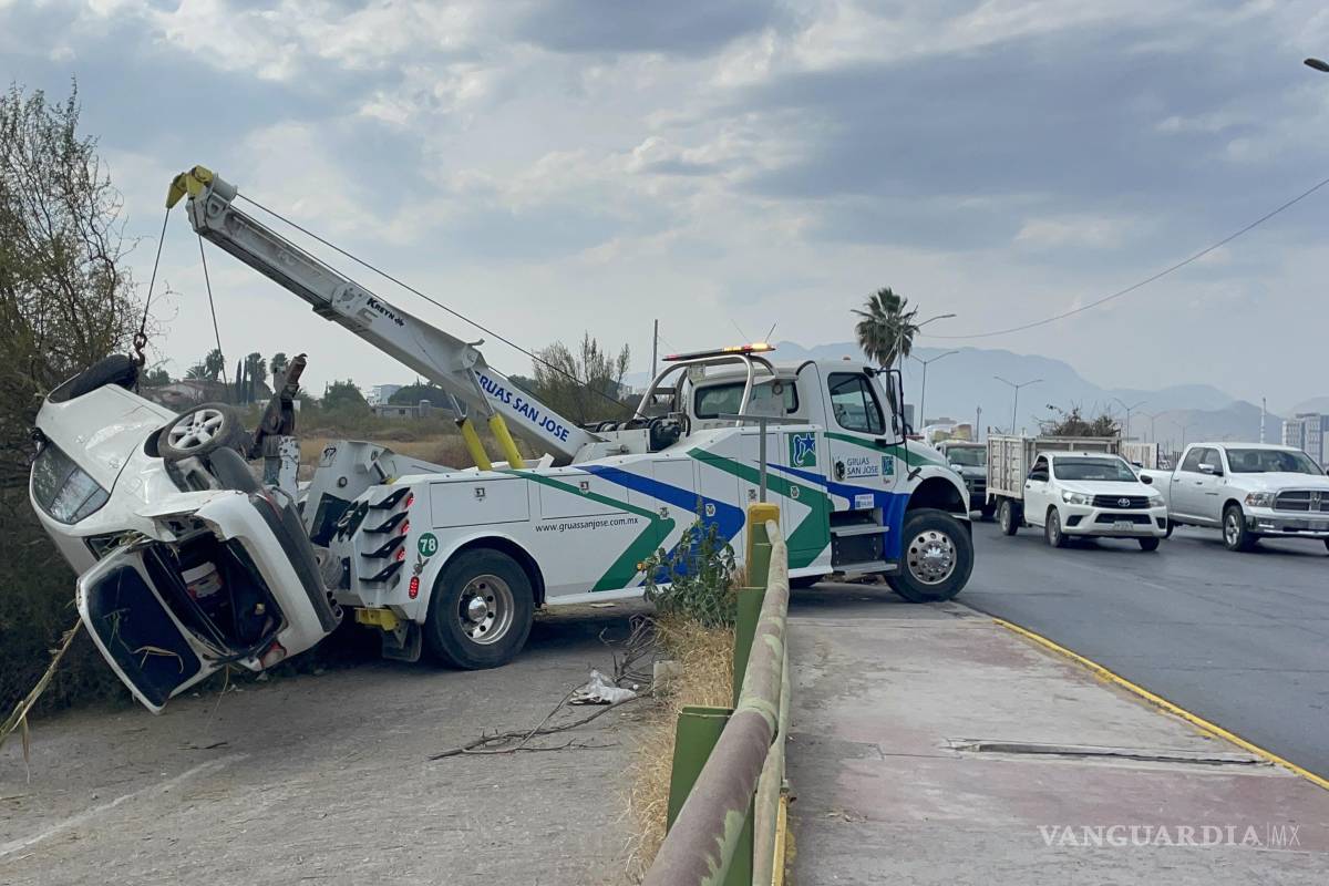 Saltillo: conductora pierde el control en el Colosio y termina al fondo de un arroyo