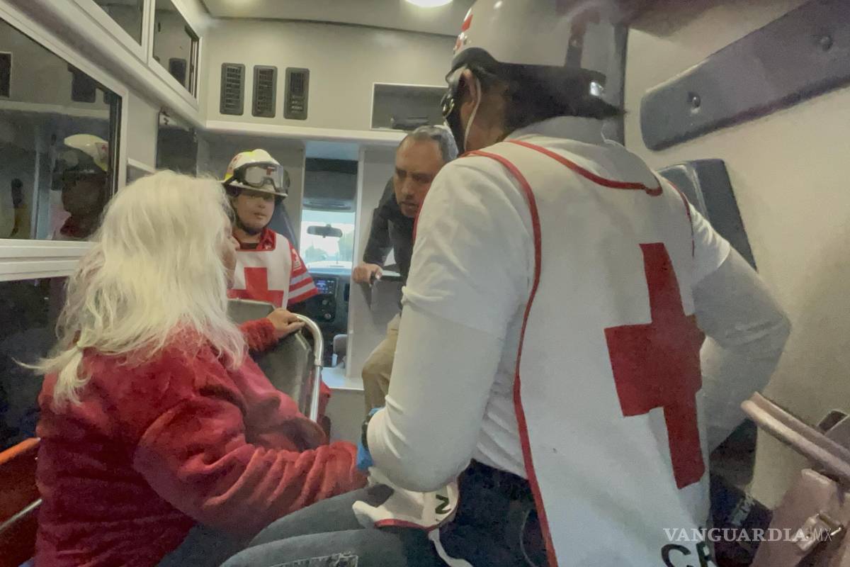 Septuagenaria cae de ruta 13 en Saltillo; chofer sigue su camino sin prestarle auxilio