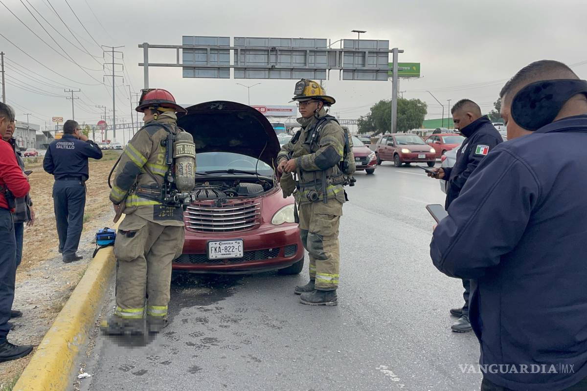Presunto corto circuito provoca conato de incendio en auto sobre Fundadores, en Saltillo