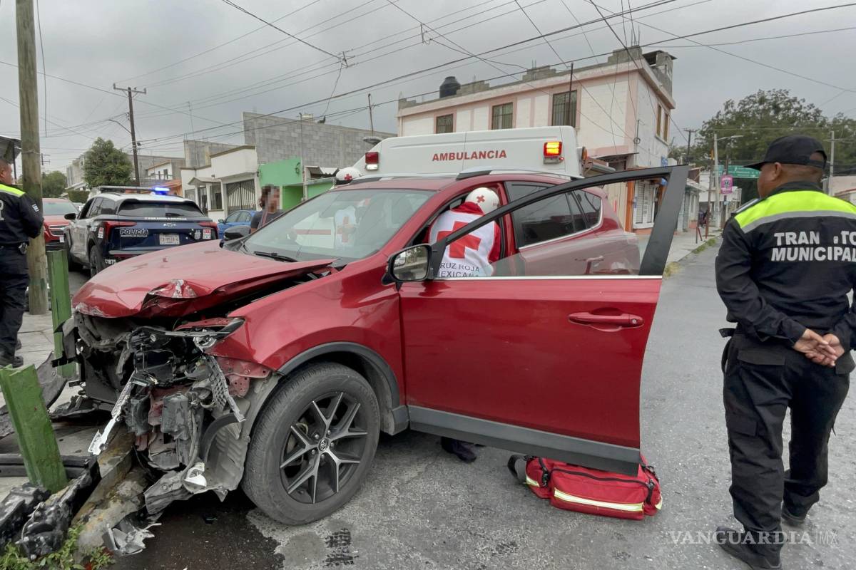 No hace alto y choca con la ruta 4B en Saltillo; mujer resulta lesionada