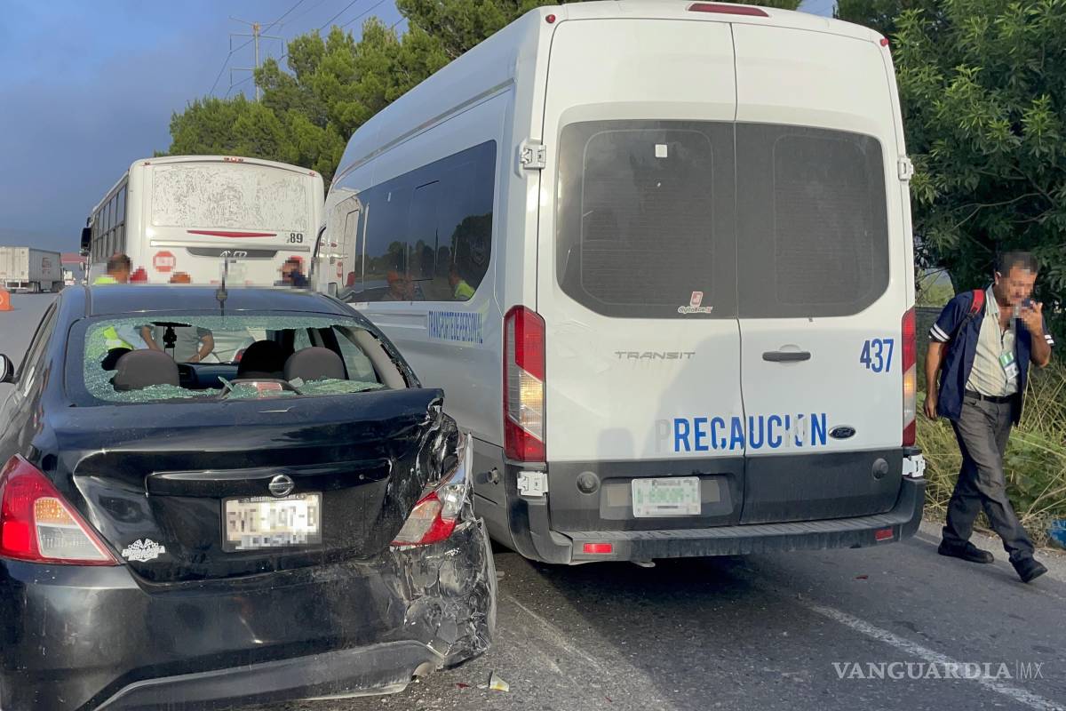 Causa choque múltiple transporte de personal al intentar ganar el paso en la Saltillo-Zacatecas