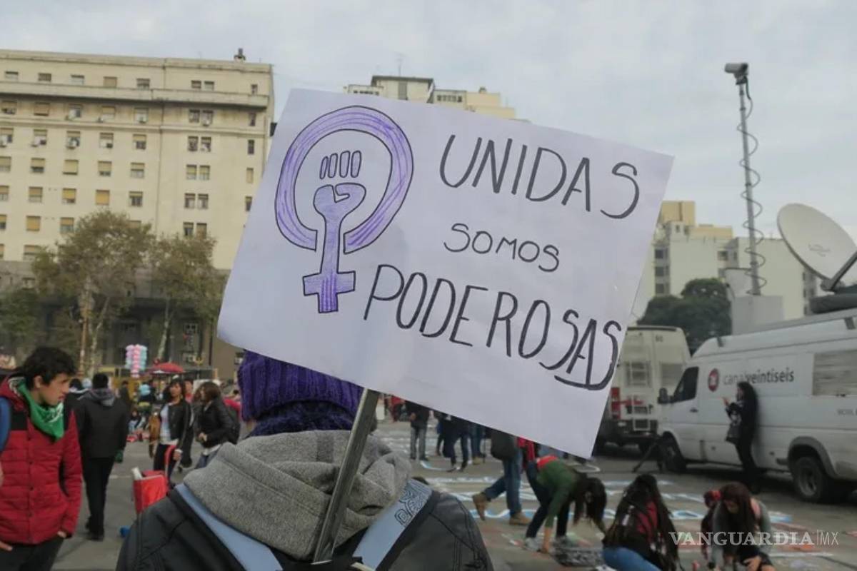 $!Vista de una persona que muestra un cartel en contra de la violencia de género y en favor de los derechos de las mujeres en Argentina, en una fotografía de archivo.