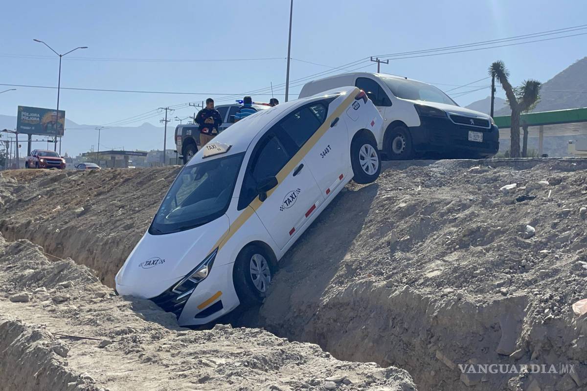 Por ganar pasaje, taxista cae en zanja al poniente de Saltillo