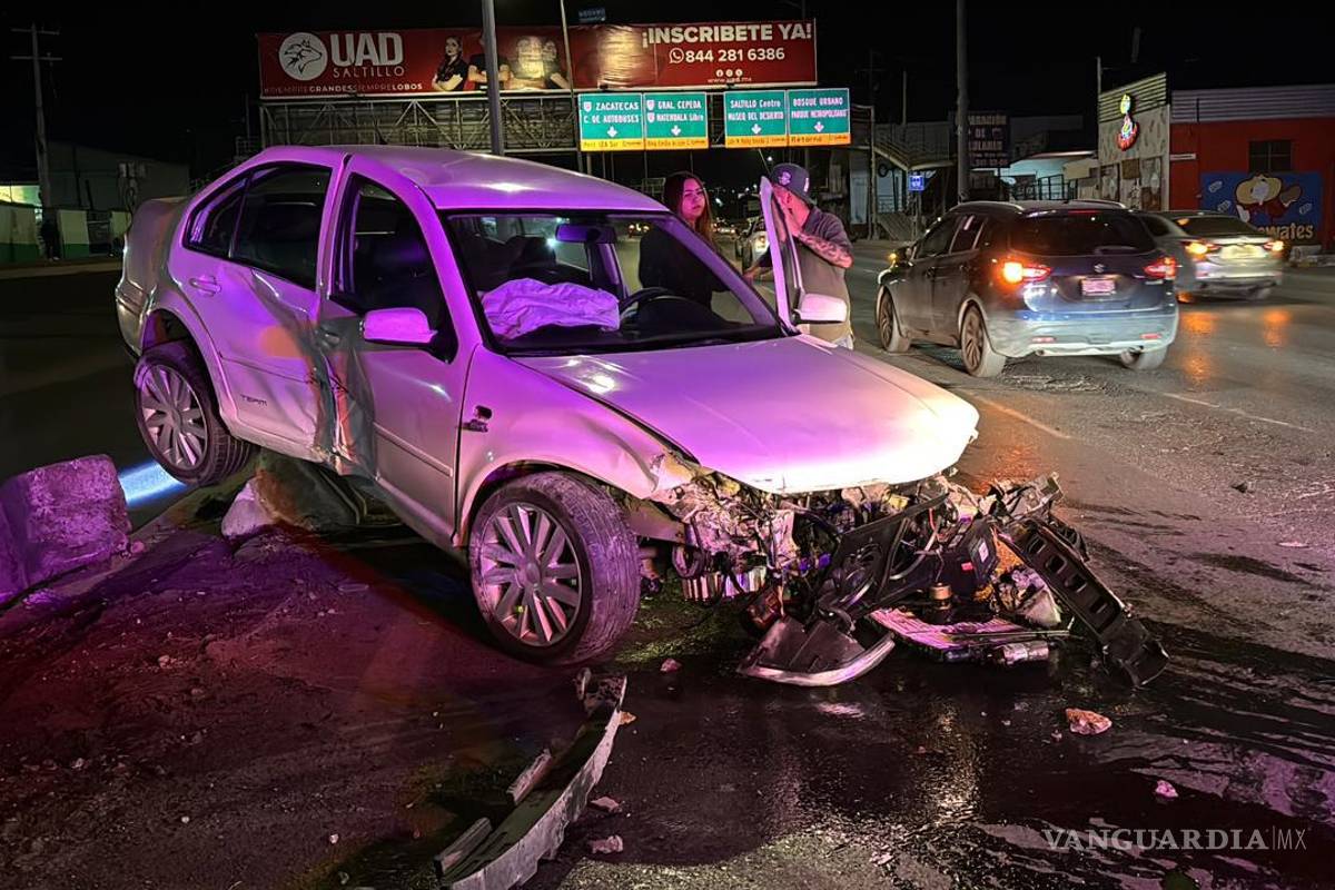 $!El vehículo Volkswagen terminó con severos daños tras impactarse contra las ballenas vehiculares en el periférico Luis Echeverría Álvarez.