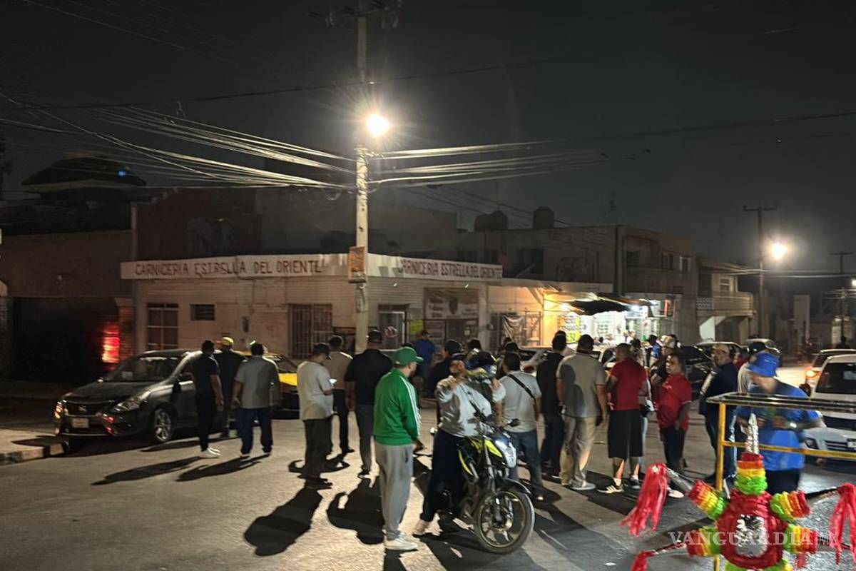 Cierran vialidades por choque y disputa en pleno centro de Saltillo