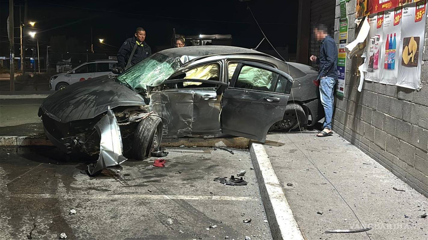 Saltillo: ebrio conductor destroza su auto tras impactarse contra poste y es detenido