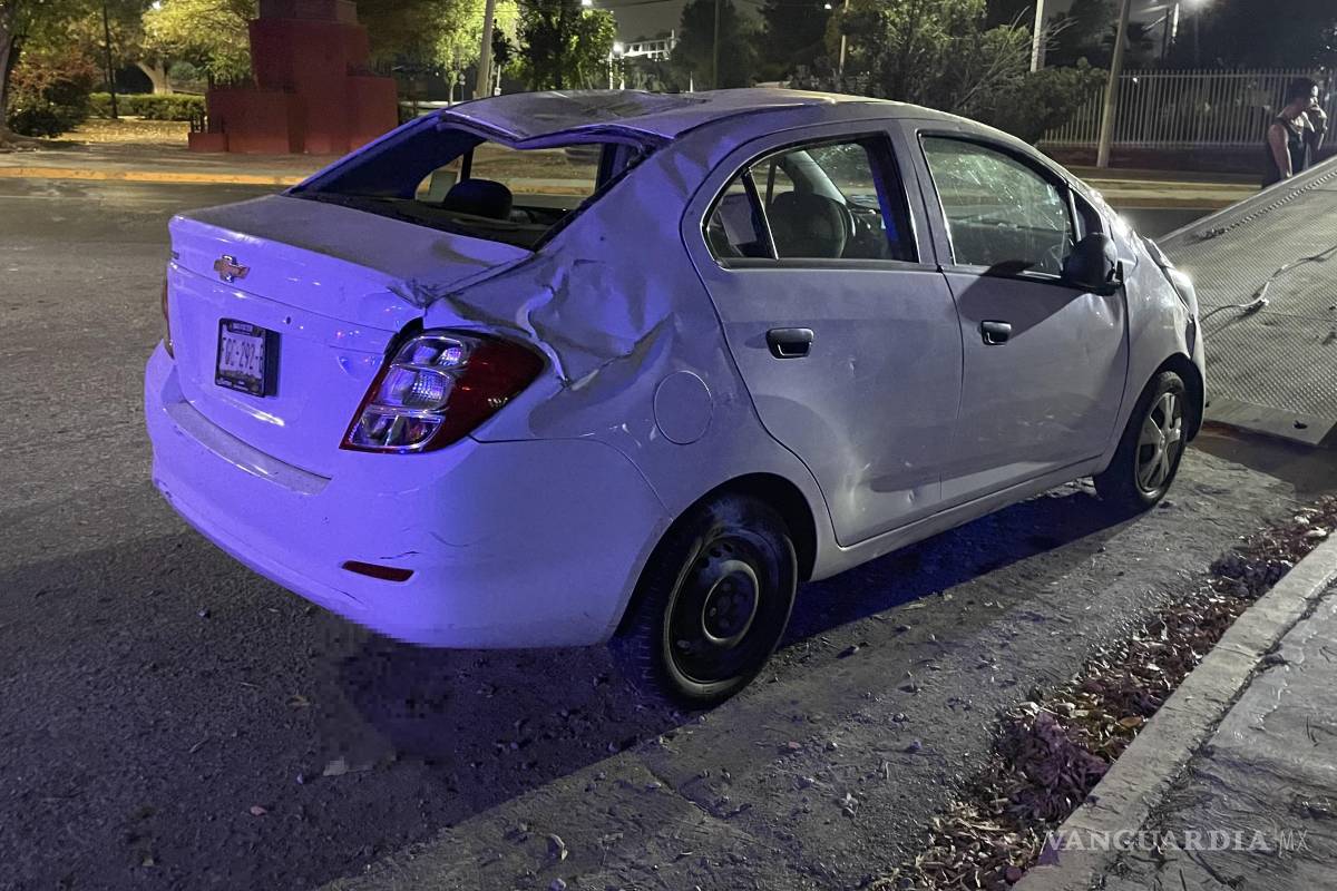 Vuelca tras perder el control en pavimento mojado en Saltillo