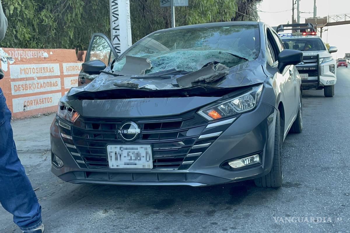 No alcanza a frenar y termina debajo de transporte de personal, al sur de Saltillo