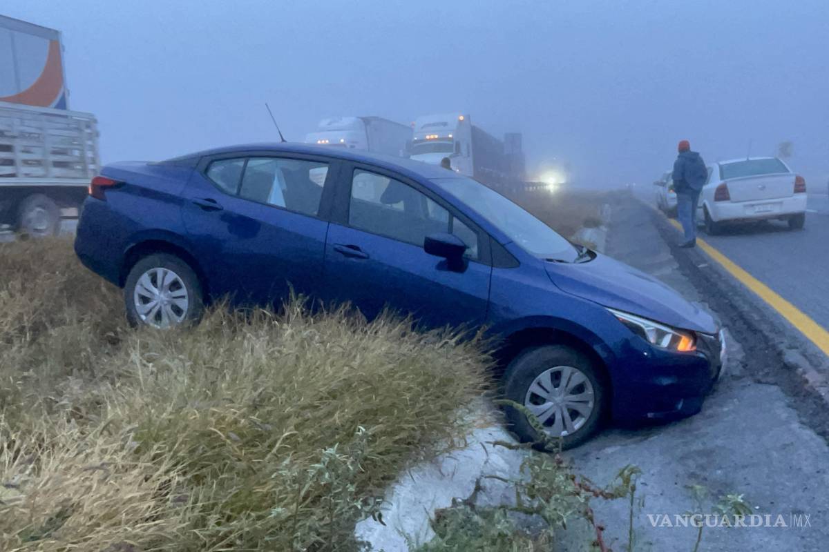 Intenta conductor retorno prohibido y termina varado en zanja pluvial en la Saltillo- Torreón