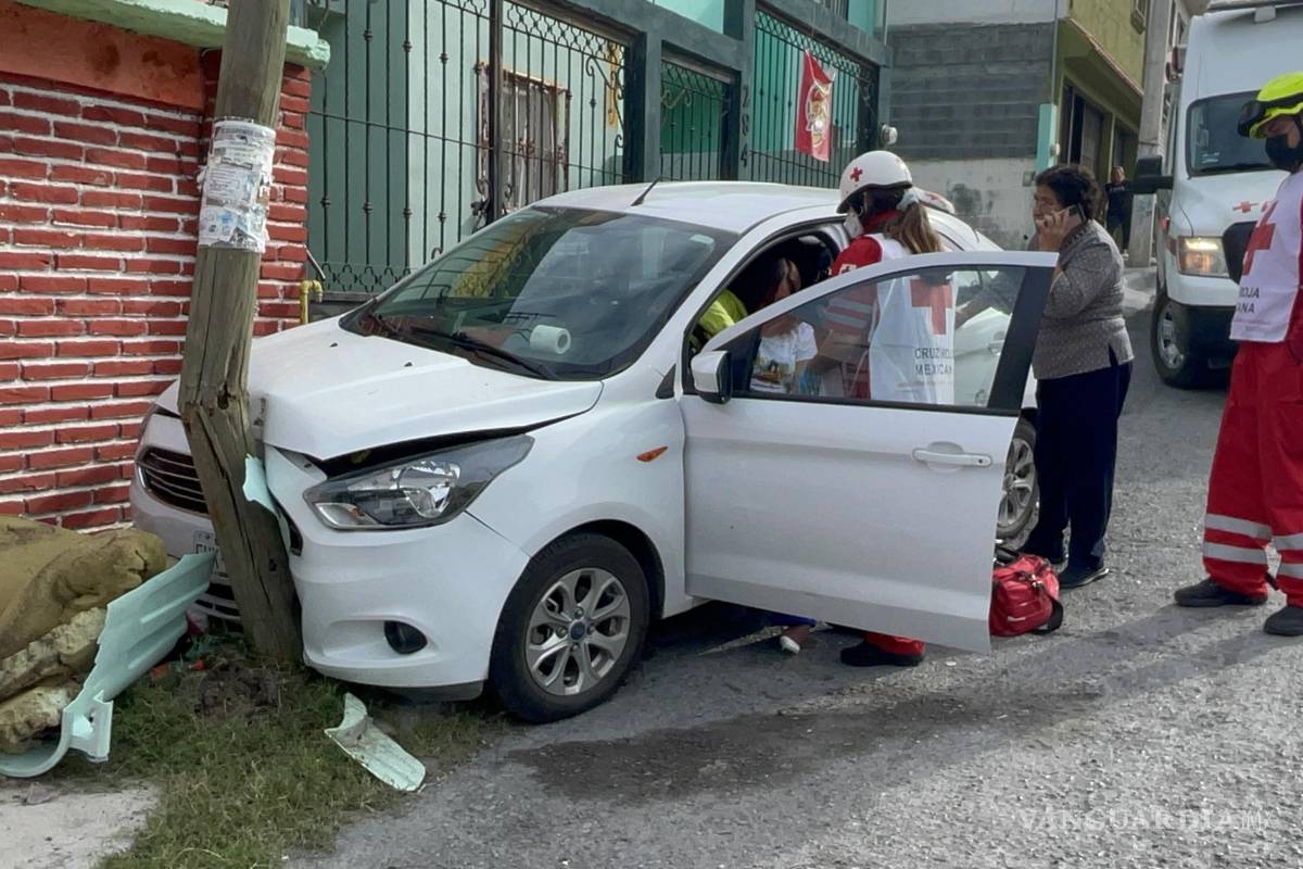 Mujer termina con un golpe en el rostro tras ‘corretear’ su auto sin frenos, al sur de Saltillo
