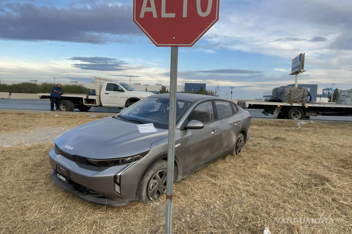 Saltillo: conductora termina sobre el camellón tras cambiar de carril y ser impactada por un camión