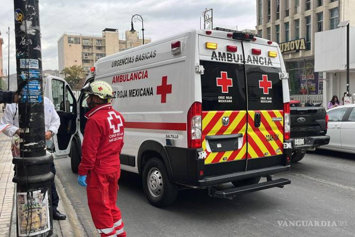 $!La caída ocurrió en el cruce de las calles Victoria y Javier Mina, al presentar el trabajador un cuadro de mareo.