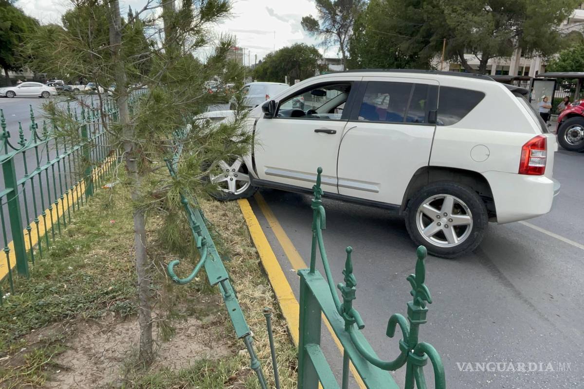 Pierde control de camioneta y derriba cerca de jardinera en Saltillo