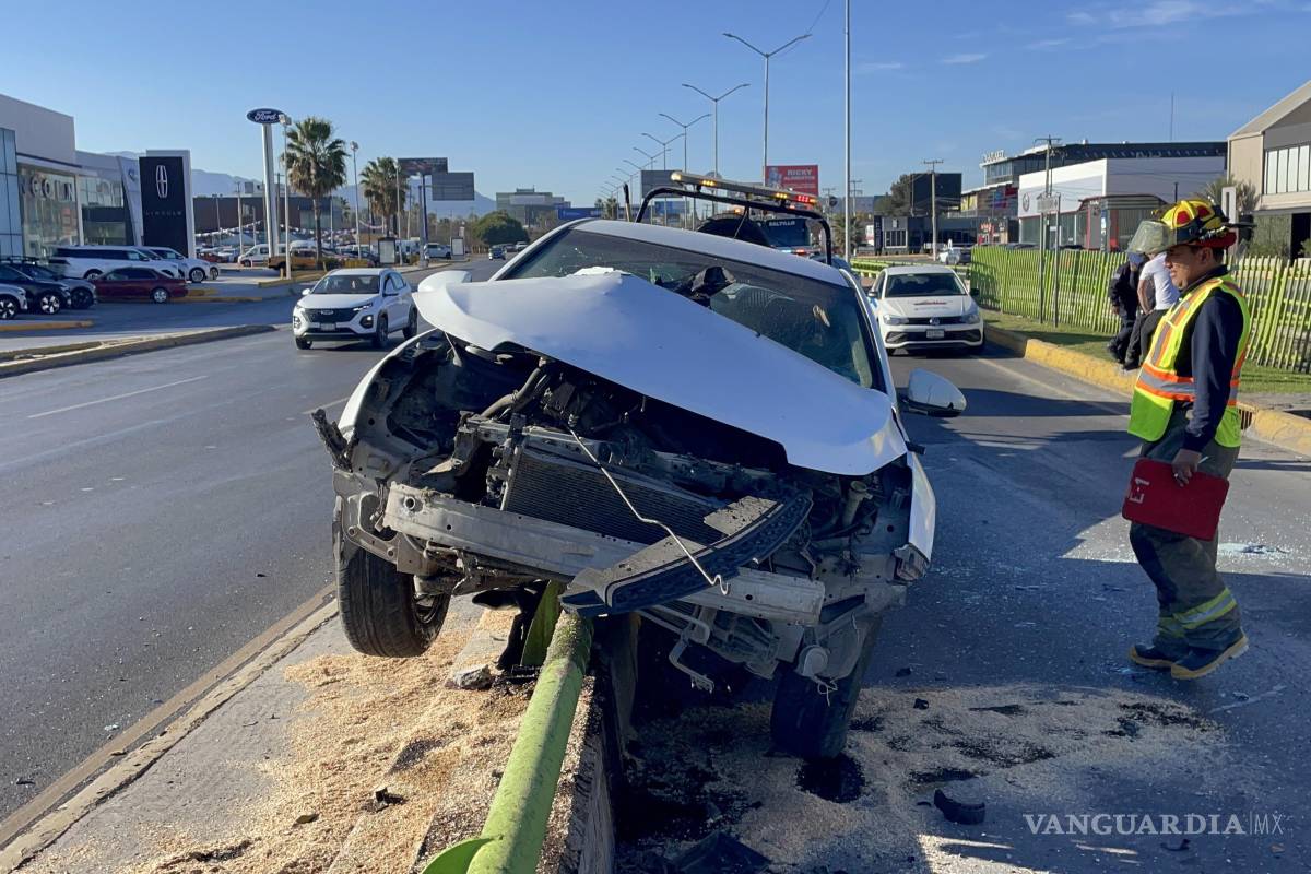 Se distrae al volante y se incrusta en barrera de puente al norte de Saltillo