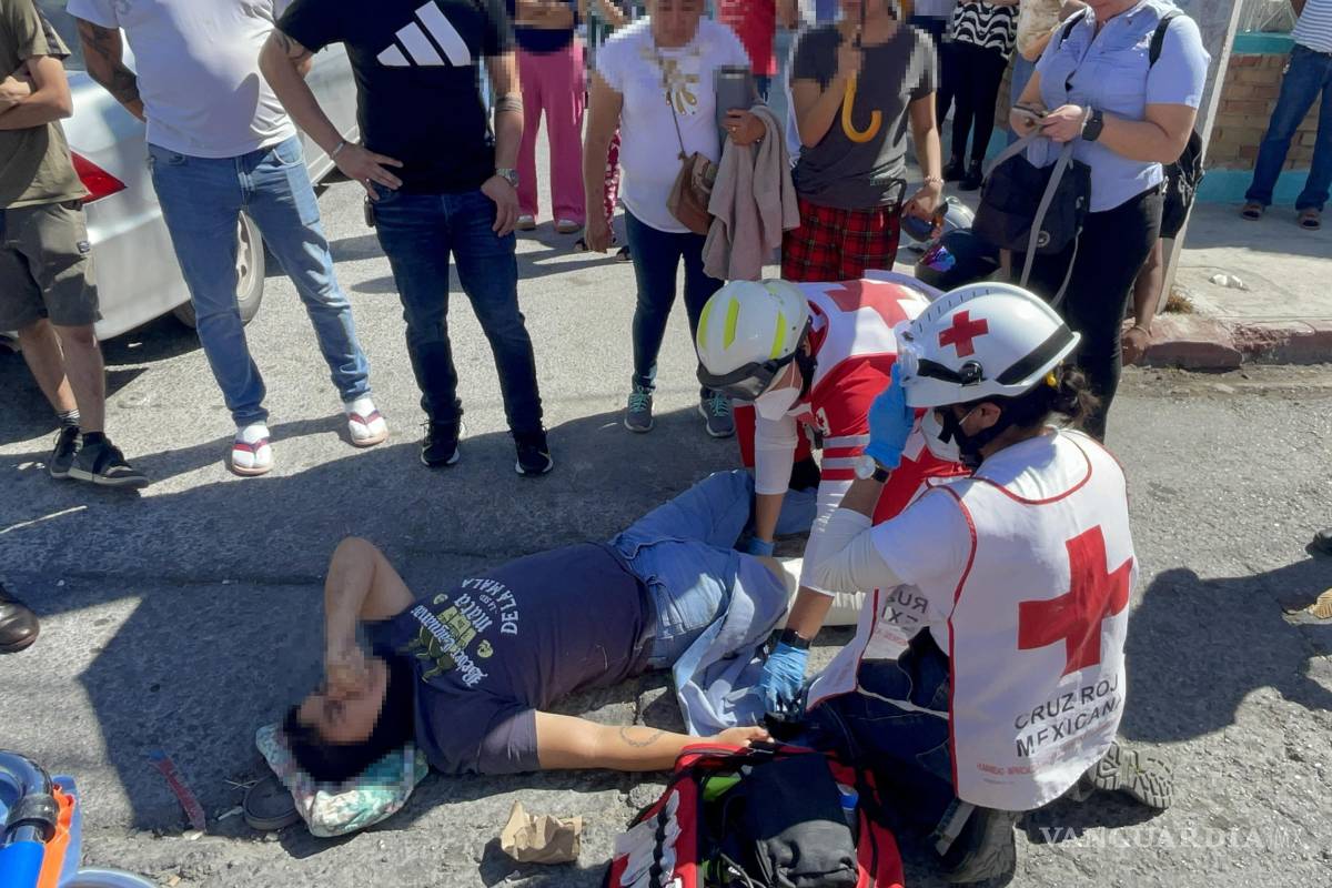 Derriba a dos jóvenes en moto y los manda al hospital en Saltillo