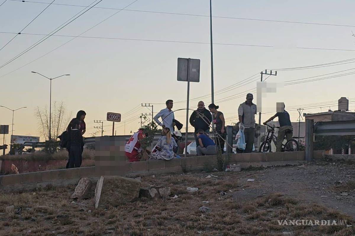 $!Tras el percance, los vecinos colaboraron para auxiliar a las jóvenes, mientras se coordinaba la llegada de los servicios de emergencia.