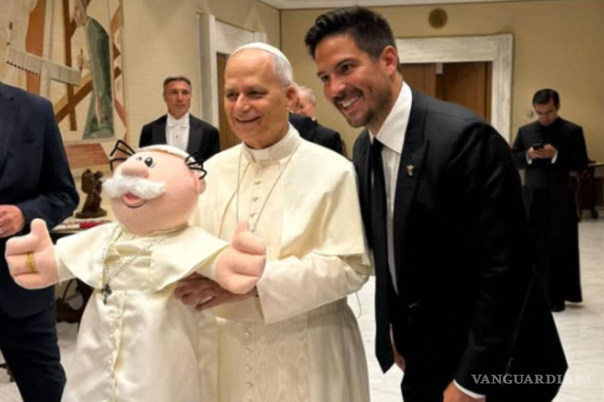 ¡Un Dr. Simi papal! Papa León XIV recibe el adorable muñeco de Farmacias Similares desde el Vaticano