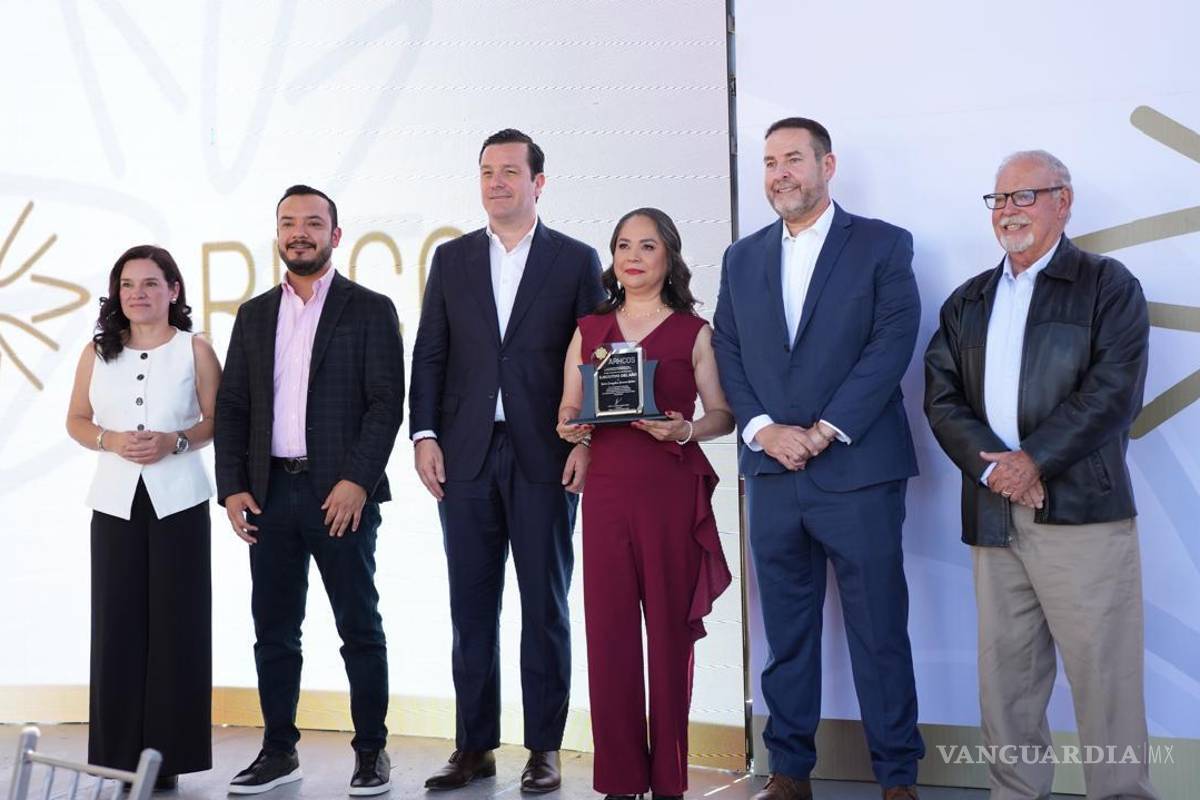 Entregan galardón Ejecutivo del Año ARHCOS 2025; lo recibe Sonia Evangelina Guzmán Butrón