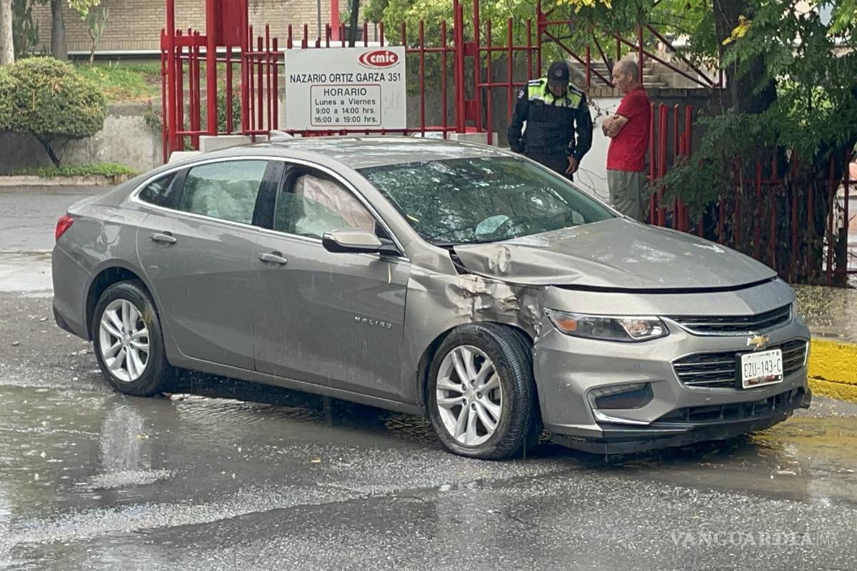 Acelerado pierde el control y choca contra un árbol en Saltillo