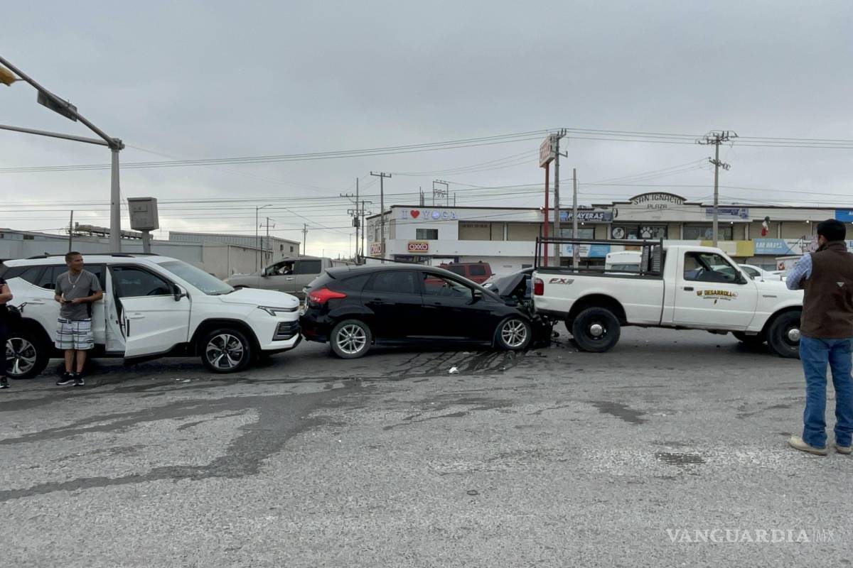 Choque en cadena deja cuatro vehículos dañados, al sur de Saltillo