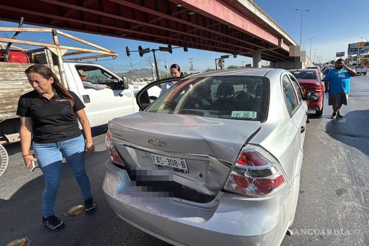 $!Las unidades involucradas quedaron varadas en plena vialidad, provocando una larga fila de vehículos.