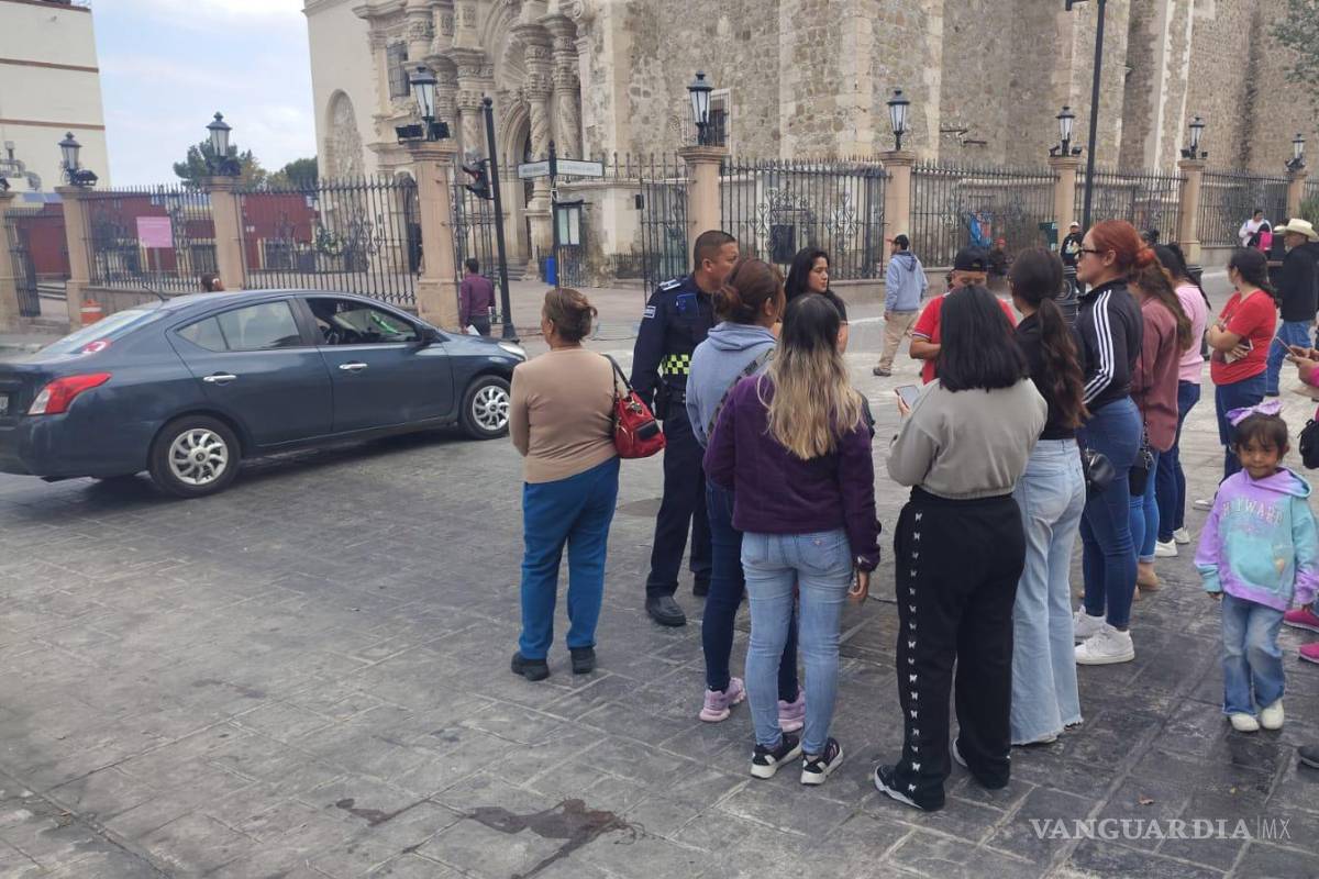 Toman padres de familia vialidad en Saltillo por posible cierre de kínder