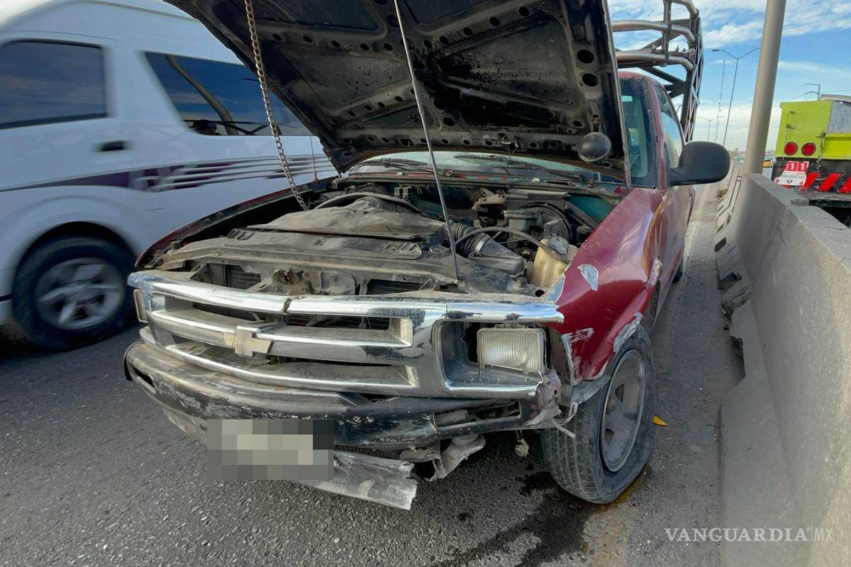 $!Personal realizó maniobras para retirar el vehículo y reacomodar la ballena de concreto.