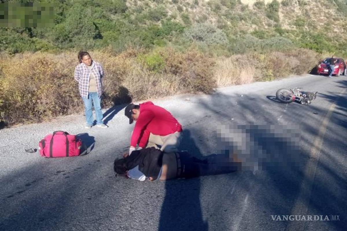 $!Paramédicos de Arteaga atendieron al motociclista tras presuntamente derrapar en la carretera Ramal a Carbonera.