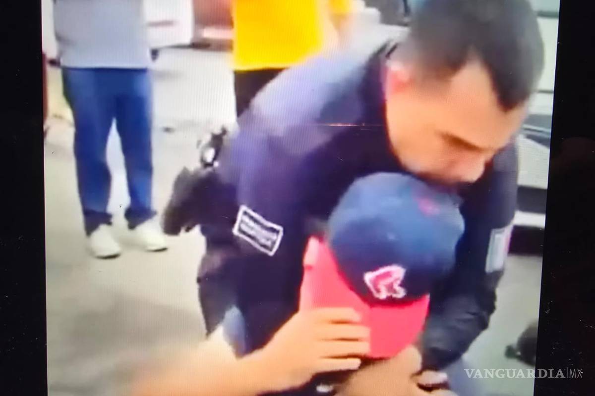 Policía somete a hombre con llave china.