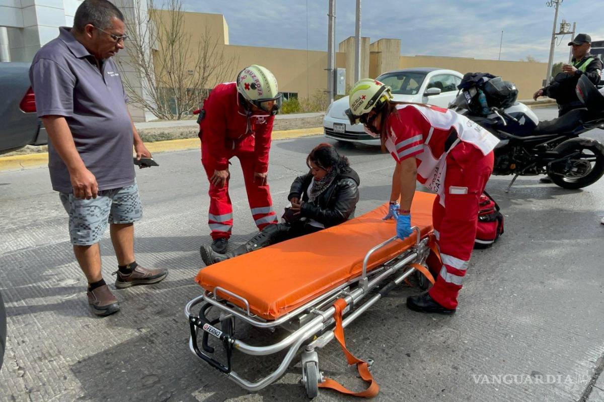 $!La motociclista resultó lesionado tras sufrir un accidente mientras circulaba por una vialidad de Saltillo.