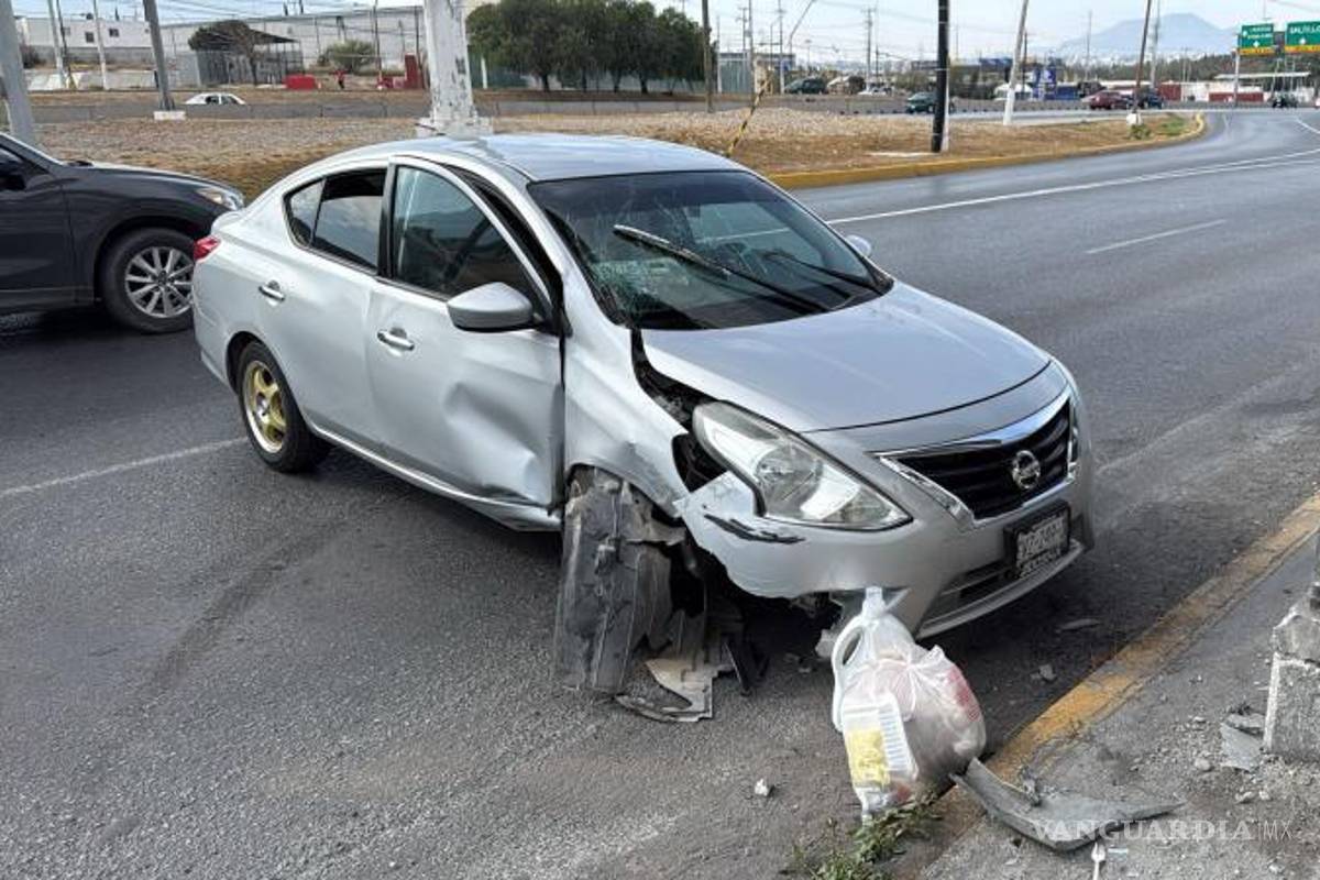 $!El Nissan Versa quedó detenido a un costado del bulevar Los Fundadores después del choque.