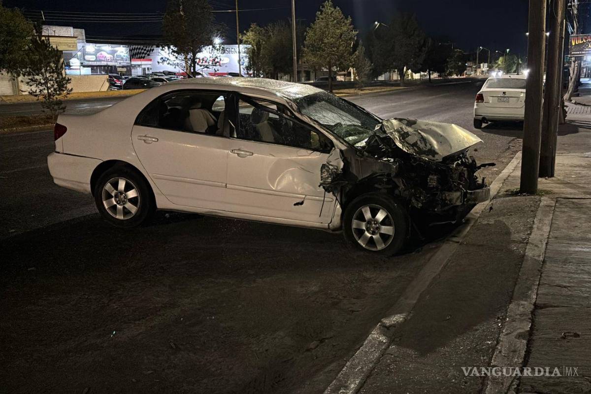 Choca presuntamente ebrio contra dos camionetas estacionadas al oriente de Saltillo