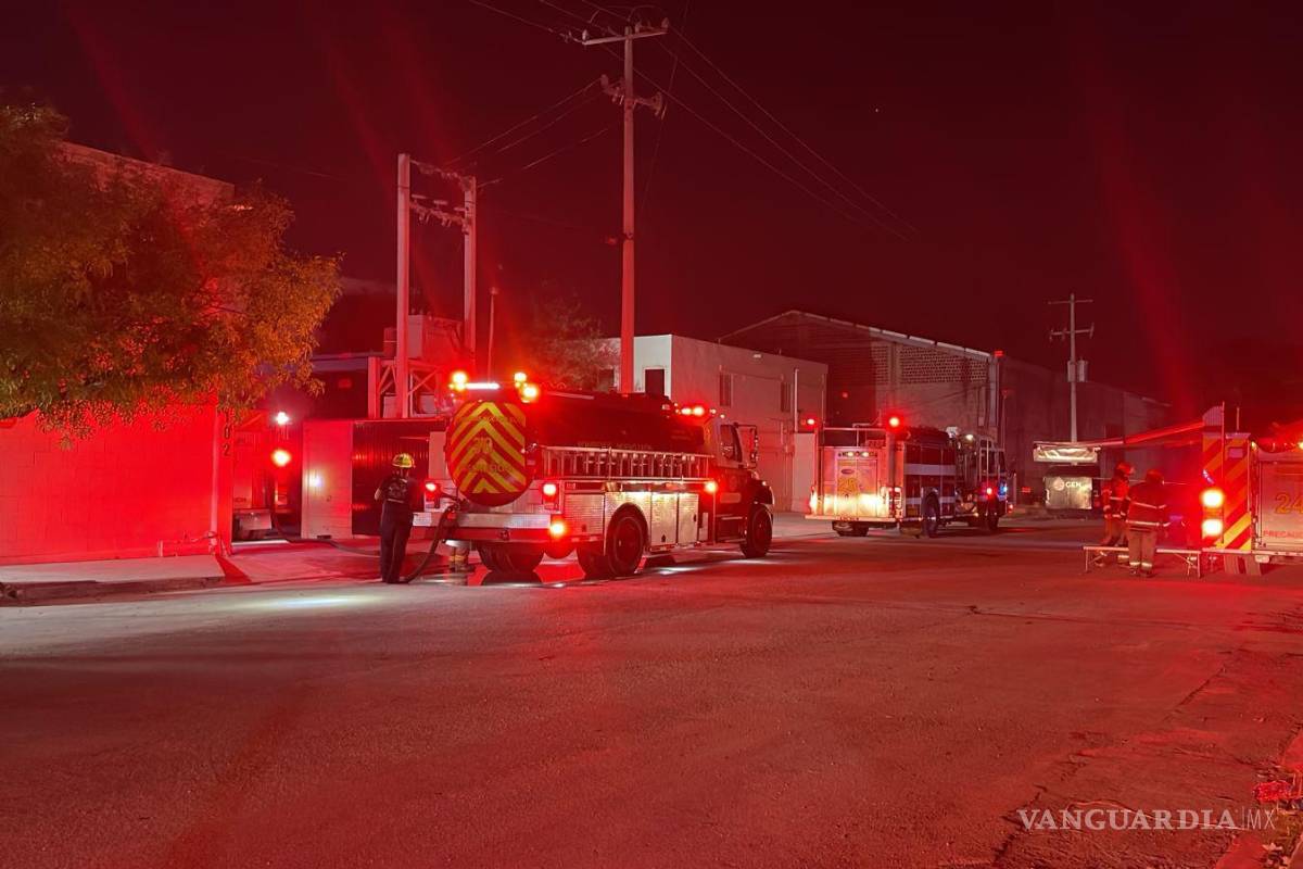 Moviliza incendio en una empresa de adhesivos en Escobedo, Nuevo León