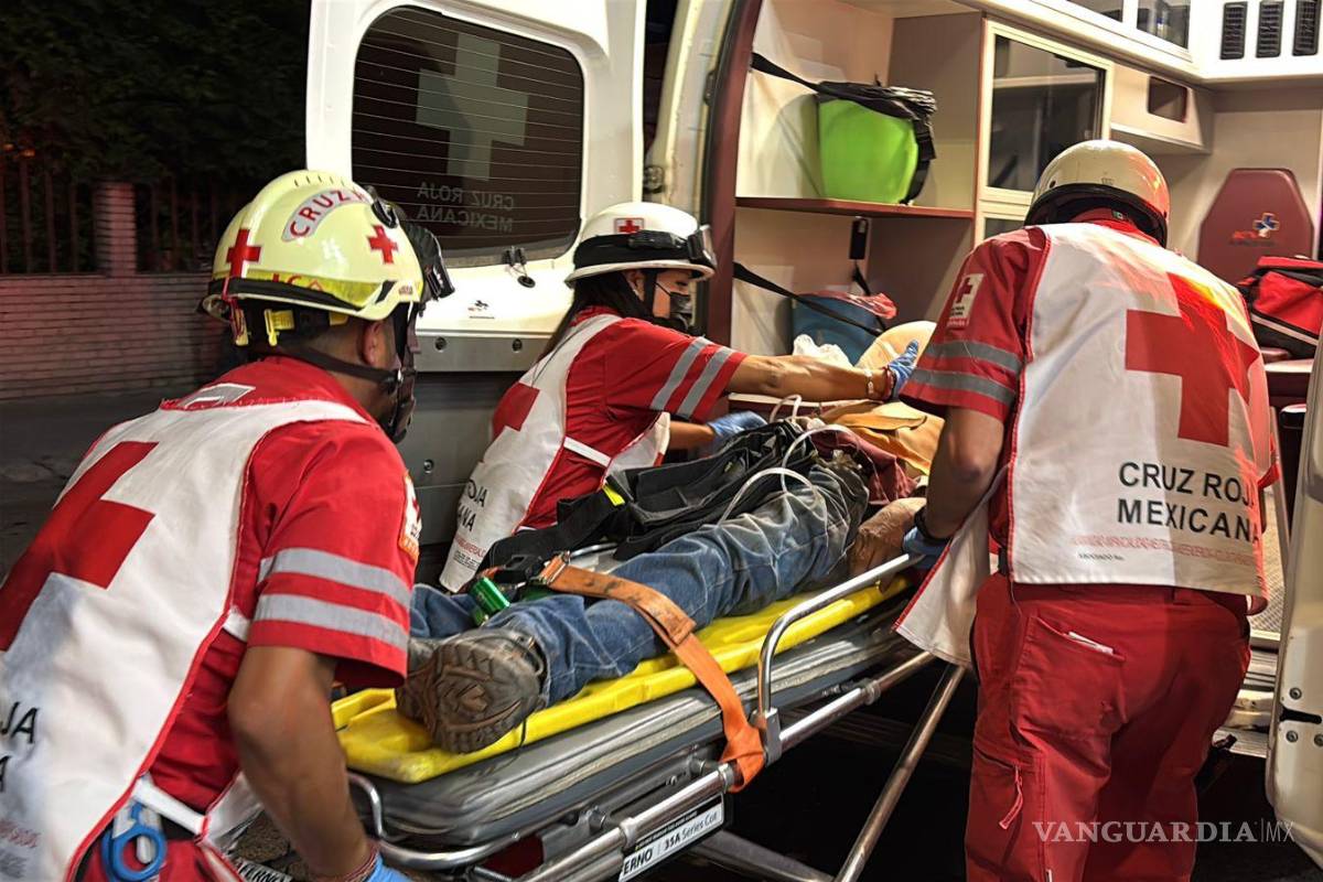 $!El hombre fue atendido por paramédicos y trasladado grave al Hospital General.