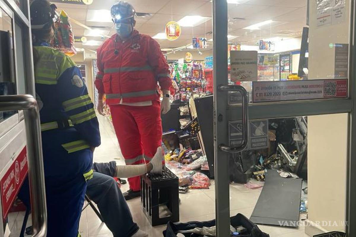 $!Hombre de 83 años choca camioneta en tienda; reportan una lesionada, en NL