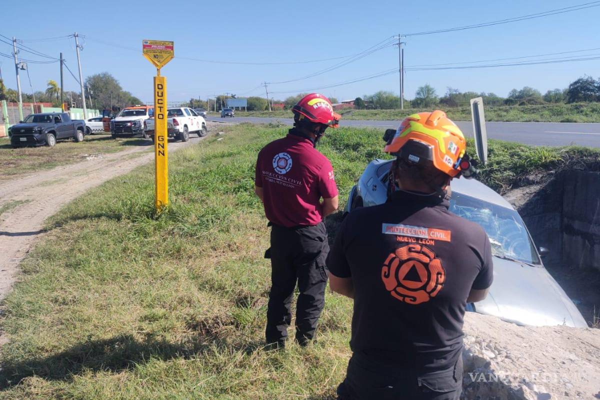 Conductor se sale del camino y termina en paso de agua, en Linares NL
