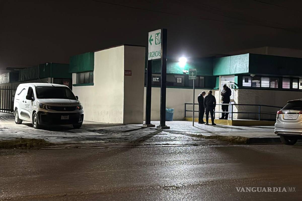 $!Paramédicos de la Secretaría de Salud trasladaron a la mujer lesionada a la Clínica 70 del IMSS.