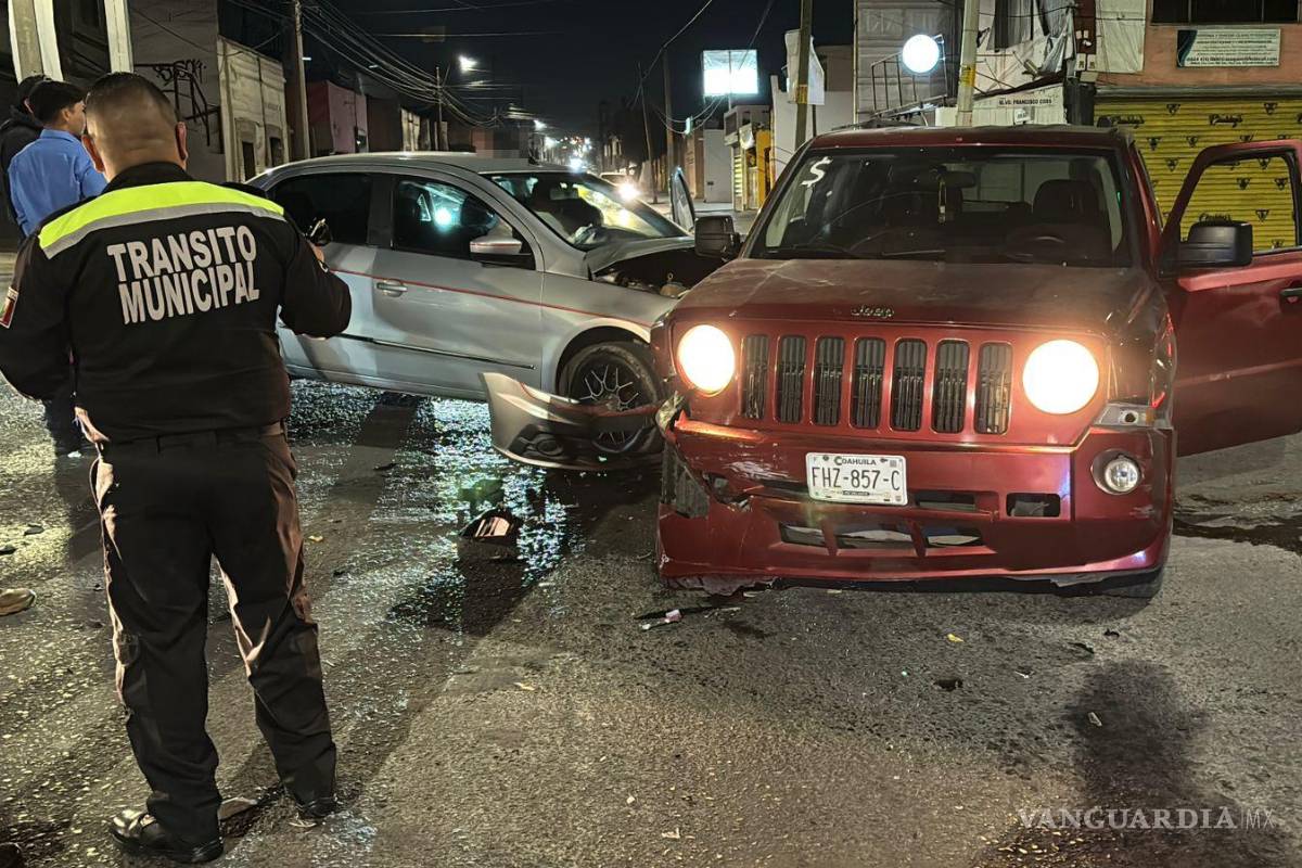 $!Elementos de Tránsito Municipal abanderaron el área del percance para controlar la circulación y prevenir otro accidente mientras se realizaban las diligencias correspondientes.