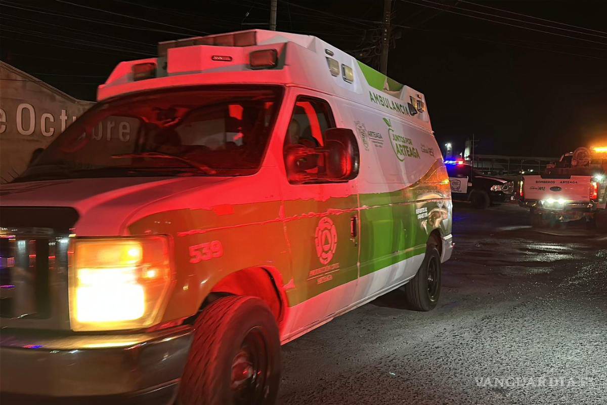 $!Elementos de la Policía Estatal acordonaron y abanderaron el crucero para prevenir otro accidente durante las maniobras.