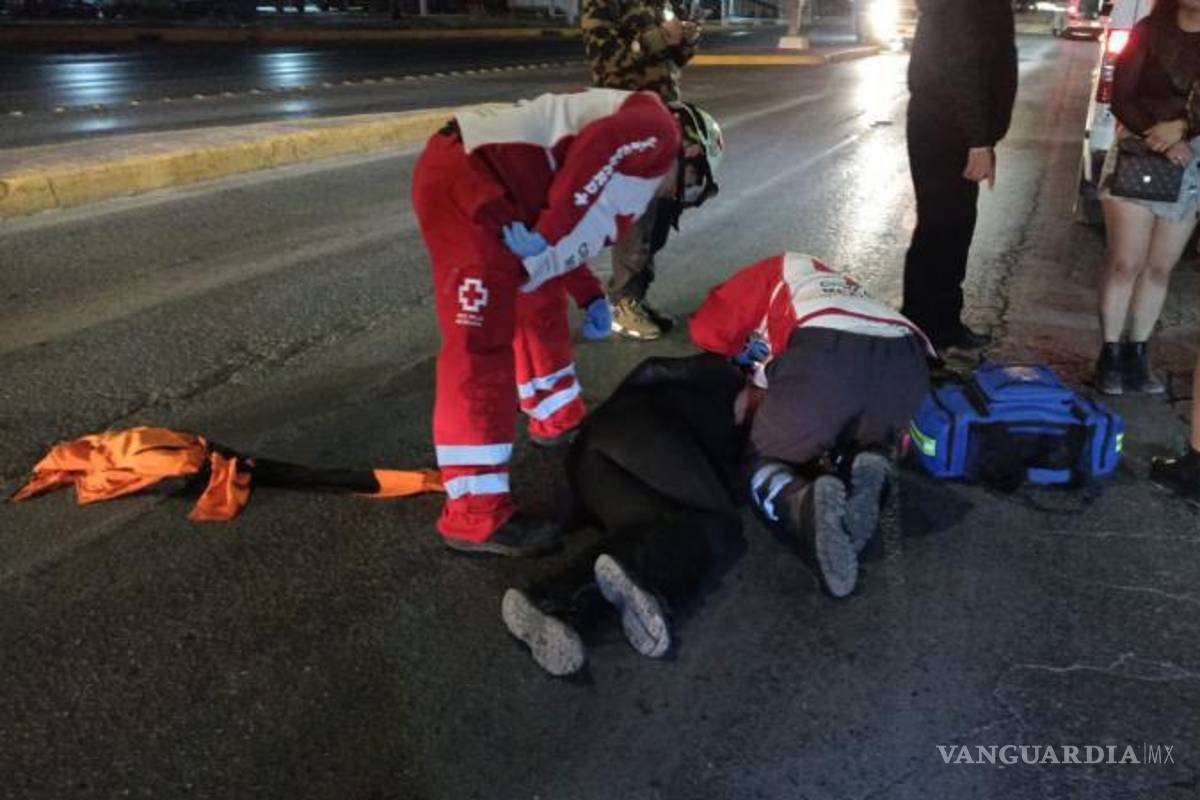 $!Paramédicos de la Cruz Roja brindaron atención a la mujer lesionada tras el fuerte impacto en el periférico Luis Echeverría.