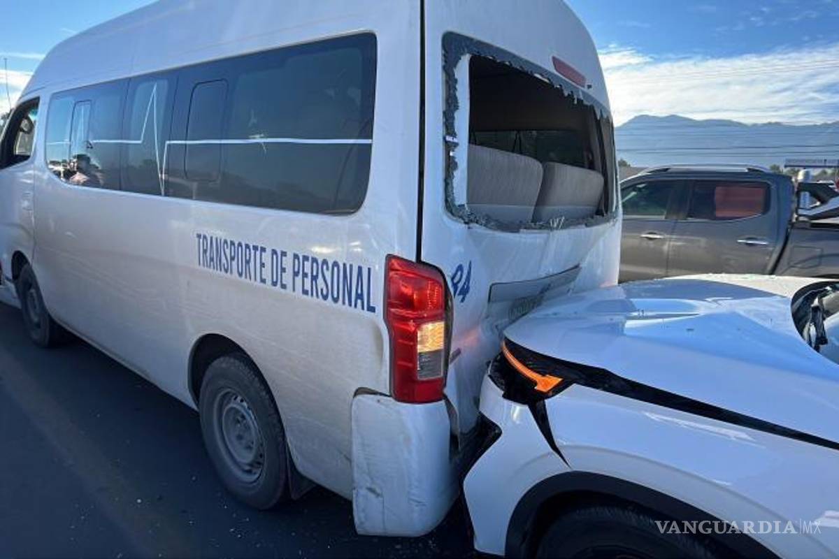 $!El transporte de personal fue la unidad con mayores afectaciones en el percance.