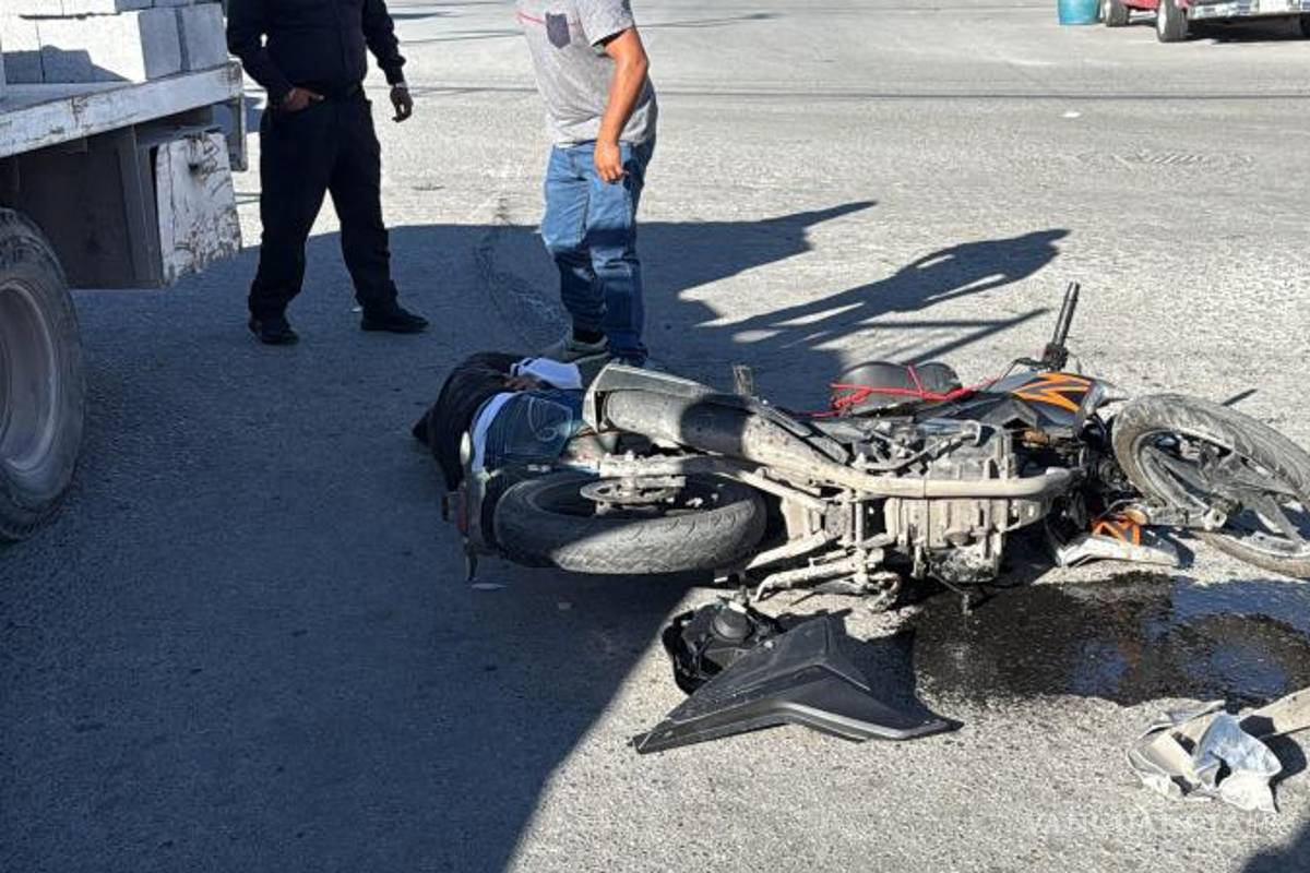 $!Paramédicos evaluaron al conductor para descartar lesiones graves.