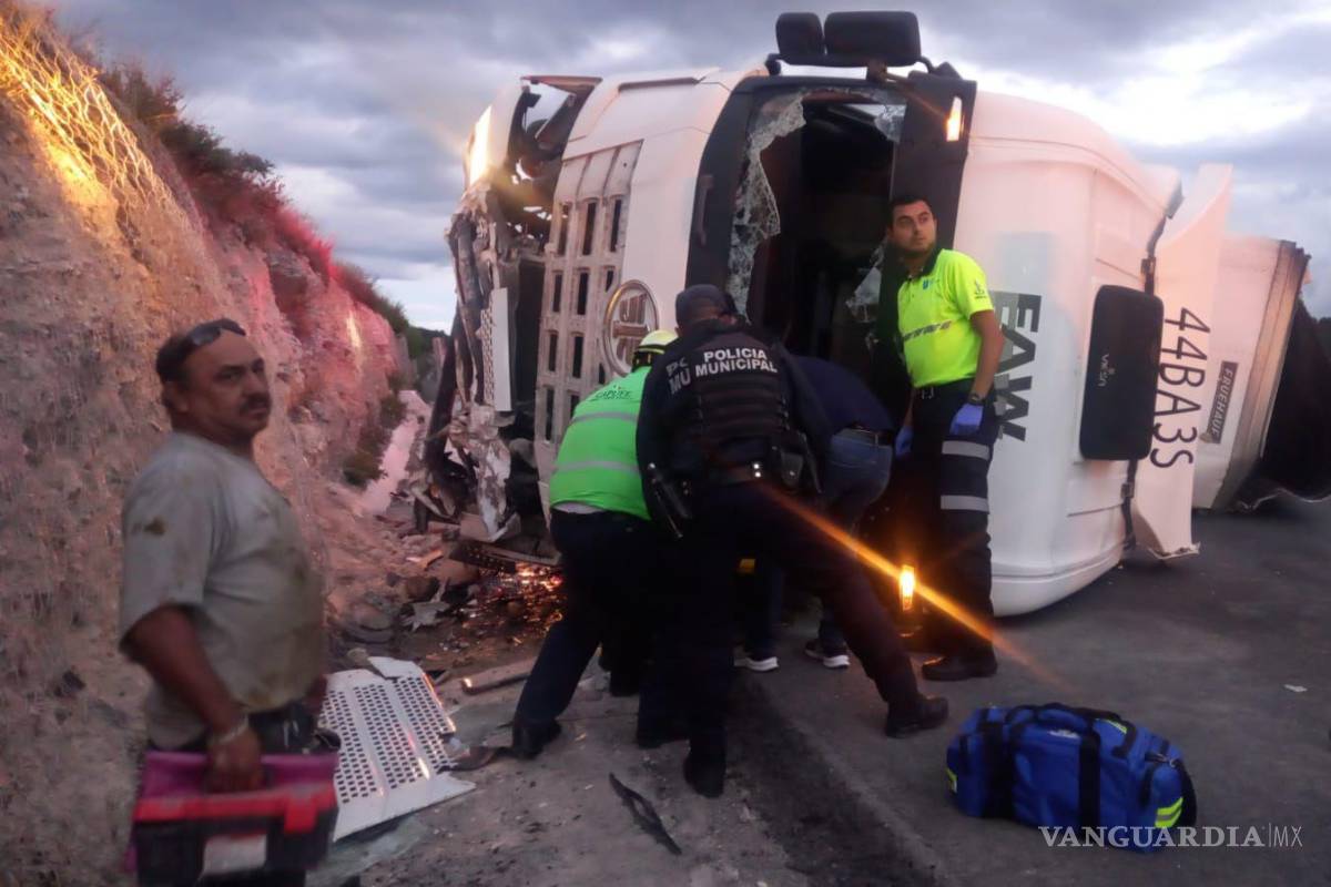 Hombre muere en el hospital tras volcar en carretera, en Saltillo