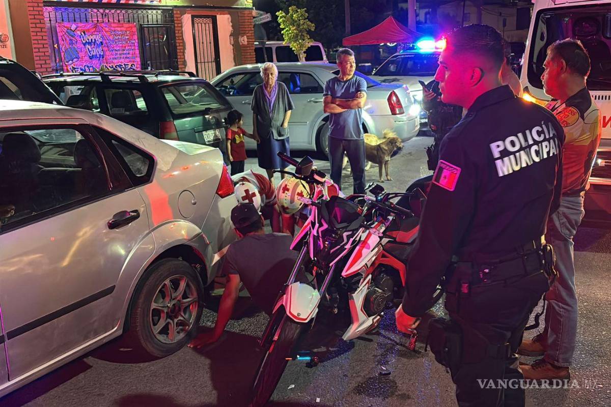 Saltillo: jovencita de 17 años provoca accidente en motocicleta y atropella a hombre